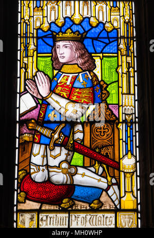 Vetrata raffigurante Arthor Principe di Galles inginocchiato in preghiera. San Lorenzo della chiesa di Ludlow Shropshire REGNO UNITO. Aprile 2018 Foto Stock