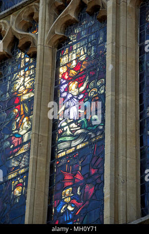 Sole che splende attraverso la finestra di vetro colorato nella finestra orientale della Abbazia di Bath Bath somerset England Regno Unito Foto Stock