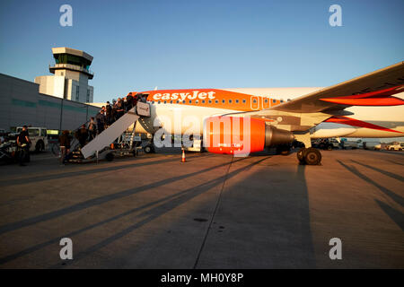 I passeggeri easyjet imbarco aereo tramite gradini di fronte all'aeroporto di Bristol England Regno Unito Foto Stock