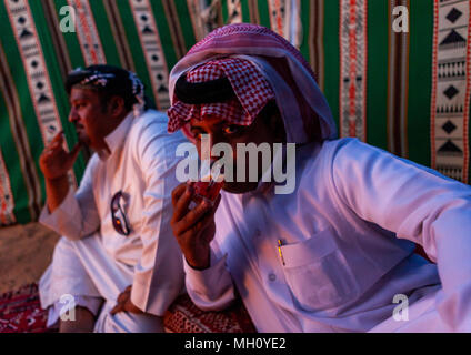 Bedouin bere il tè in una tenda nel deserto, Najran provincia Najran, Arabia Saudita Foto Stock