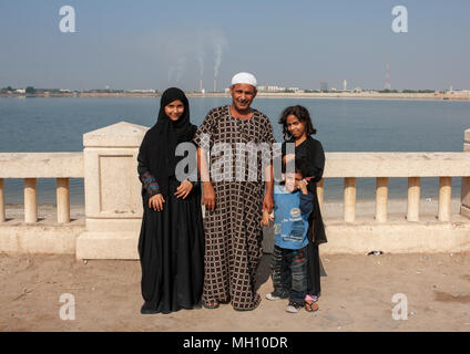 La famiglia saudita in corniche, Hijaz Tihamah regione, Jeddah, Arabia Saudita Foto Stock