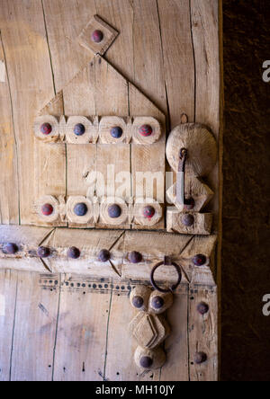 Vecchia porta di legno in al masmak Castello, Provincia di Riyadh, Riyadh, Arabia Saudita Foto Stock
