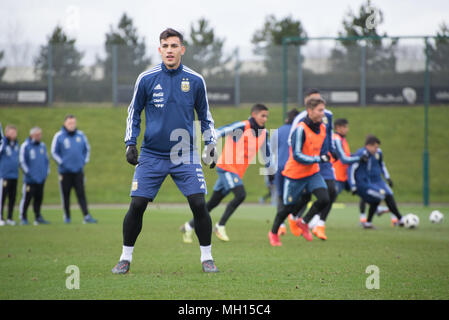 Marcos Rojo, membro del Manchester United FC e nazionale argentina di squadre di calcio, partecipa a una sessione di formazione presso la Etihad Stadium di Manchest Foto Stock