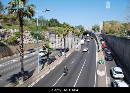 Guardando verso il basso sulla Ronda de Dalt (B20) anello stradale in Avinguda Tibidabo di Barcellona, in Spagna il 18 aprile 2018. L'autostrada è stata completata nel 1992. Foto Stock