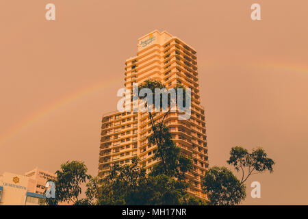 GOLD COAST, Australia - Gennaio 6th, 2014: arcobaleno e tempestoso cieli di grattacieli in Sufers Paradise, Gold Coast Foto Stock