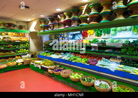 Interno di un supermercato orientale in Brick Lane, casa di una grande comunità del Bangladesh, London, Regno Unito Foto Stock