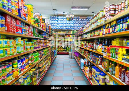 Interno di un supermercato orientale in Brick Lane, casa di una grande comunità del Bangladesh, London, Regno Unito Foto Stock