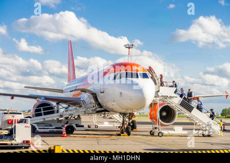I passeggeri che salgono su un aereo/aereo Easyjet Airbus A320-200 con scale e i bagagli vengono caricati all'aeroporto di Schönefeld (SXF) 2018, Berlino, Germania Foto Stock