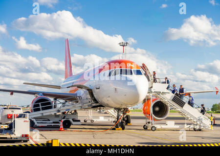 I passeggeri di salire a bordo di un Easyjet Airbus A320-200 aeromobile/ aereo da scale presso l'aeroporto di Schönefeld (SXF) nel mese di aprile 2018 Foto Stock