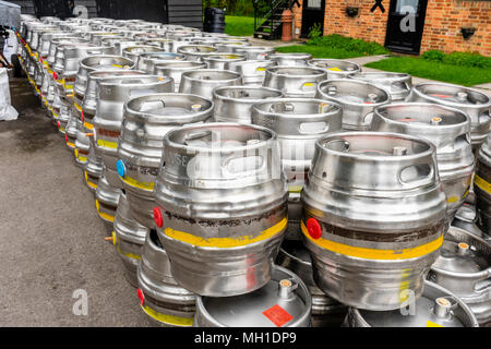 Righe di alluminio barili di birra fuori le fioriere Brewery in Hampshire villaggio di Cheriton 2018, Inghilterra, Regno Unito Foto Stock