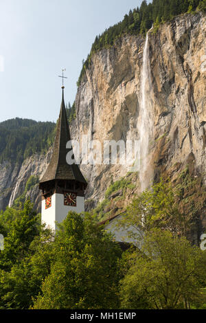 Cascata nella valle di Lauterbrunnen nelle alpi svizzere in estate Foto Stock