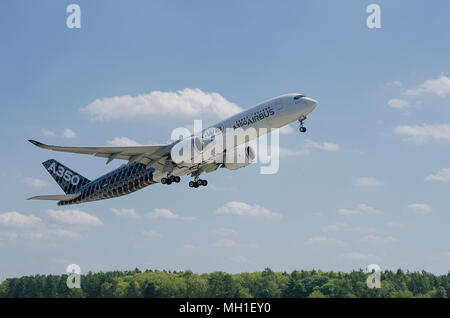 Schönefeld di Berlino, Germania, 28 aprile. 2018.; Airbus A350 - XWB 900 durante la Ila di Berlino Schönefeld sulla pista Foto Stock