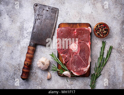 Carne di agnello con rosmarino, spezie e cleaver. Foto Stock