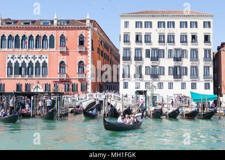 Gondole (gondolieri) con i turisti al di fuori dell'Hotel Danieli, Castello, Venezia, Veneto, Italia visto dal Basino San Marco (St Marks Basin) lagoon Foto Stock