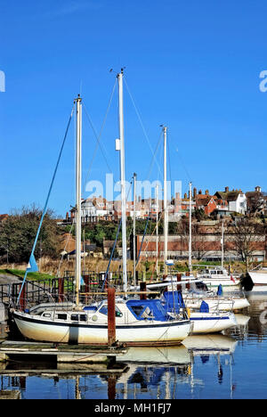 Le barche attraccate al blocco Brede Foto Stock