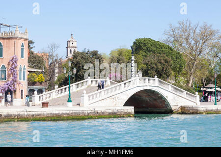 Ponte dei Sette Martiri, Riva dei Sette Martiri in primavera, Castello, Venezia, Veneto, Italia visto dalla laguna con il glicine e fiorisce in Giardi Foto Stock