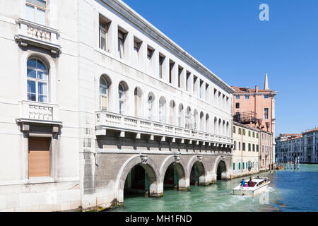 La stazione dei vigili del fuoco (Vigili del Fuoco, vigili del fuoco, i vigili del fuoco), Rio di Ca' Foscari, Dorsoduro, Venezia, Veneto, Italia che ospita il fire barche o Foto Stock