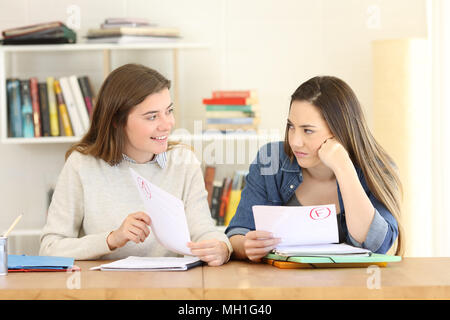 Due studenti con non riuscita e test approvati parla dei suoi tipi di esame Foto Stock