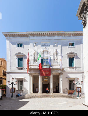 La facciata esterna del famoso Teatro La Fenice, San Marco, Venezia, Veneto, Italia con l'ingresso anteriore ricostruita dopo un devastante incendio Foto Stock