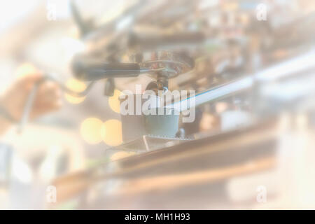 Close-up espresso fresco si riversa nella tazza di porcellana, mano di professional barista. Cultura del caffè e professional caffè, servizio catering e co Foto Stock