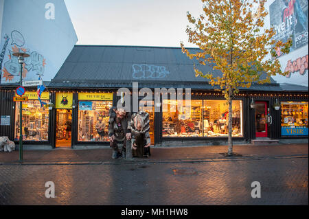 Troll Viking statue al di fuori di un negozio in Reykjavik Islanda Foto Stock