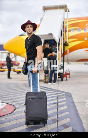 Giovane ragazzo in aeroporto Foto Stock