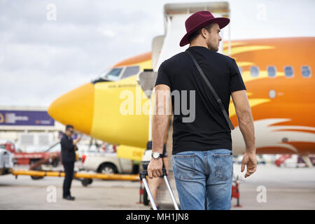 Giovane ragazzo in aeroporto Foto Stock