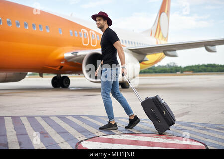 Giovane ragazzo in aeroporto Foto Stock