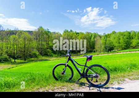 Fiume Vistola pista ciclabile, Polonia - Apr 28, 2018: Mountain bike parcheggio sulla strada vicino a villaggio Alwernia durante la primavera giornata di sole. In bicicletta lungo la corsia Vi Foto Stock