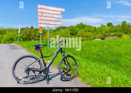 Fiume Vistola pista ciclabile, Polonia - Apr 28, 2018: Mountain bike parcheggio sulla strada vicino a villaggio Alwernia durante la primavera giornata di sole. In bicicletta lungo la corsia Vi Foto Stock