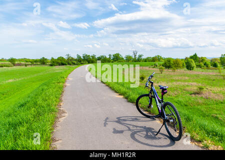 Fiume Vistola pista ciclabile, Polonia - Apr 28, 2018: Mountain bike parcheggio sulla pista ciclabile vicino fiume Vistola durante la primavera giornata di sole. Il ciclismo è molto Foto Stock