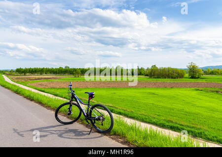 Fiume Vistola pista ciclabile, Polonia - Apr 28, 2018: Mountain bike parcheggio sulla pista ciclabile vicino fiume Vistola durante la primavera giornata di sole. Il ciclismo è molto Foto Stock