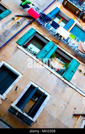 Vecchia casa in Venezia con vestiti di aerazione, Italia Foto Stock