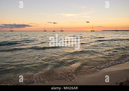 Tramonto panoramico a Spiaggia Es Trenc con le navi a vela nella distanza in Campos (Maiorca, isole Baleari, Spagna) Foto Stock