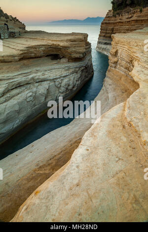 Arenaria formazioni di roccia Canal D'Amour spiaggia vicino a Sidari, Corfù, Grecia Foto Stock