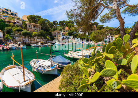 Tipiche barche da pesca nel bellissimo porto, Cala Figuera village, isola di Maiorca, SPAGNA Foto Stock