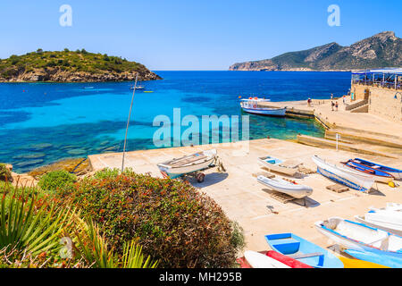 Barche da pesca sul litorale di Sant Elm village, isola di Maiorca, SPAGNA Foto Stock