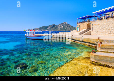 Barca da pesca di ancoraggio in Sant Elm village, isola di Maiorca, SPAGNA Foto Stock