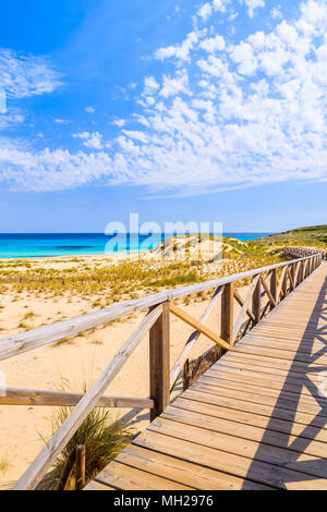 Passeggiata sulle dune di sabbia di Cala Mesquida beach, isola di Maiorca, SPAGNA Foto Stock