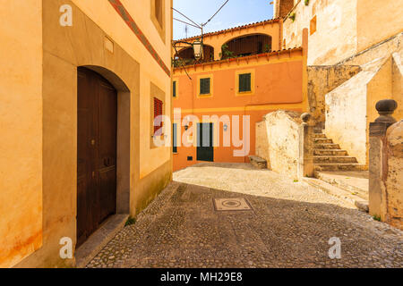 Strada stretta con tipiche case nella storica città di Arta, isola di Maiorca, SPAGNA Foto Stock