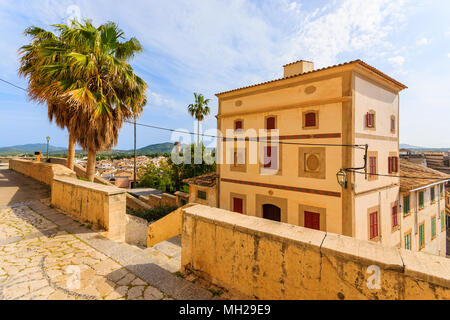 Street con tipici bella casa nella storica città di Arta, isola di Maiorca, SPAGNA Foto Stock