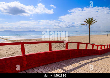 Passerella sulla spiaggia di Alcudia, isola di Maiorca, SPAGNA Foto Stock