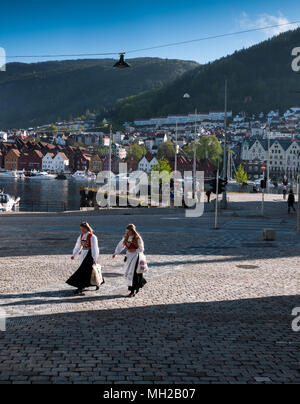 Due ragazze / donne giovani nel tradizionale costume bunad sulla costituzione norvegese, il giorno 17 Maggio, syttende mai Foto Stock