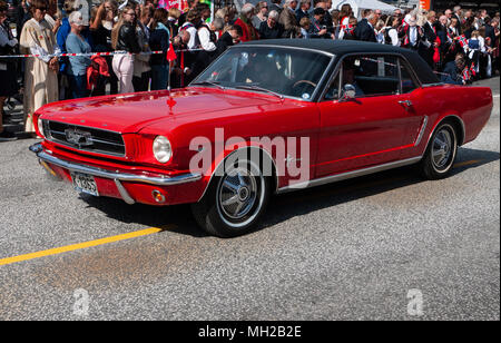 Red Ford Mustang in una sfilata di Bergen, Norvegia Foto Stock