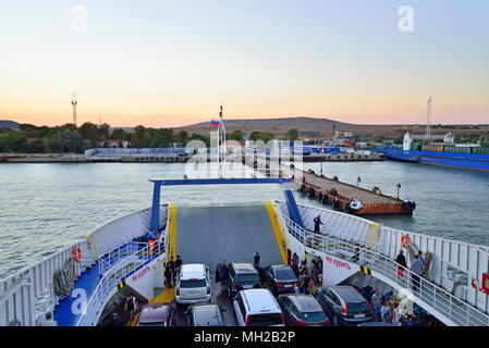 KERCH CRIMEA - settembre, 2016 12: Il traghetto avvicinando il dock a Kerch al tramonto. La Crimea. La Russia Foto Stock