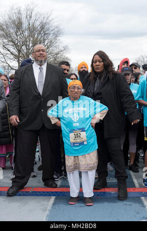 102 anno vecchio Kauri & grandi protezioni di sicurezza all'inizio riga in Vaisakhi 5k esegui nel campo di vittoria, Woodhaven, Queens, a New York. Foto Stock