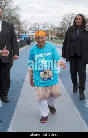 102 anno vecchio Kauri attorno a piedi la via al Vaisakhi 5k esegui nel campo di vittoria, Woodhaven, Queens, a New York. Foto Stock