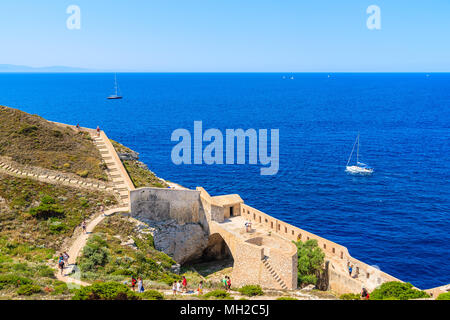 Porto di Bonifacio, Corsica - giu 23, 2015: turisti camminando sulle vecchie mura di Bonifacio castello situato sulla scogliera alta al di sopra del mare, questa isola francese mi Foto Stock