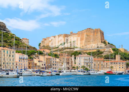 Porto di Bonifacio, Corsica - giu 25, 2015: barche a vela Barche di ancoraggio nel porto di Bonifacio con citadel edificio in background. È famoso vecchio t Foto Stock