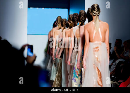 I modelli femminili a finale della sfilata di moda Foto Stock